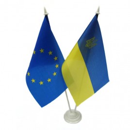Прапорець України та Євросоюзу на підставці