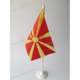 Прапор північної Македонії на підставці