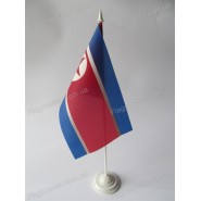 прапор КНДР на підставці