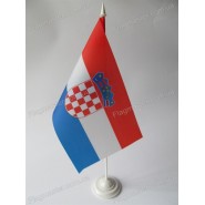 флаг Хорватии на подставке