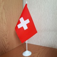 прапор Швейцарії на підставці