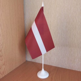 Прапор Латвії на підставці