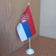 Прапор Сербії на підставці